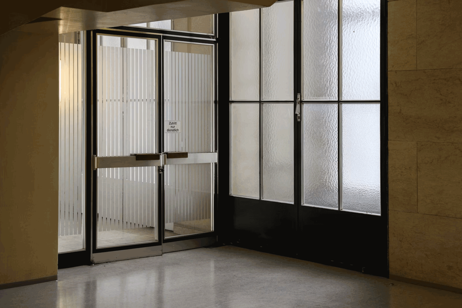 Jointless Polycarbonate Shutter